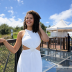 Robe Longue Halter Découpes & Broche – Blanc / Noir