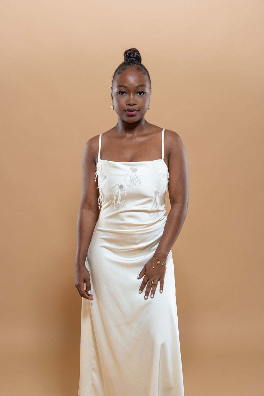 Robe Longue Satin – Plumes & Sequin Brillant