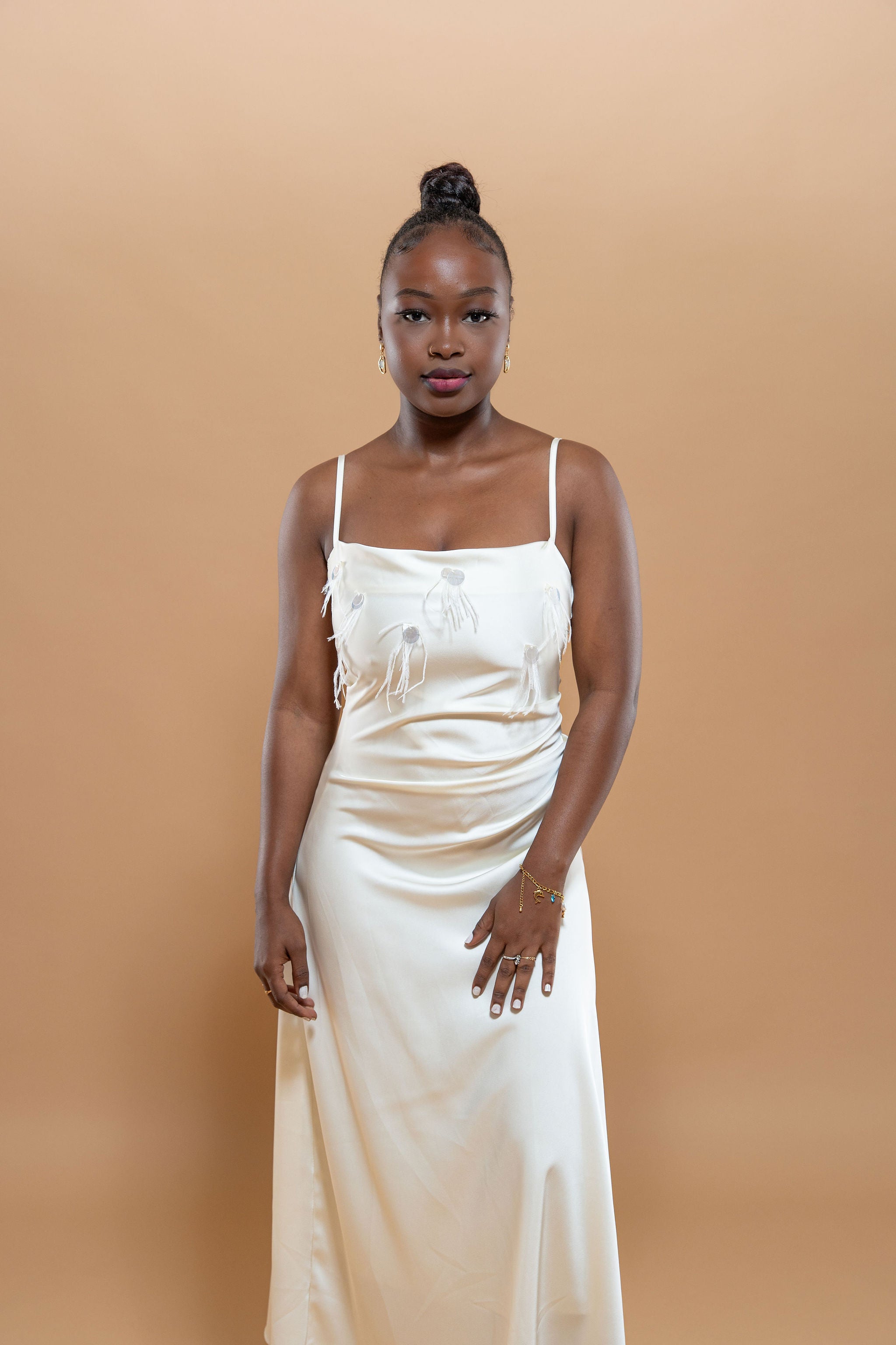 Robe Longue Satin – Plumes & Sequin Brillant