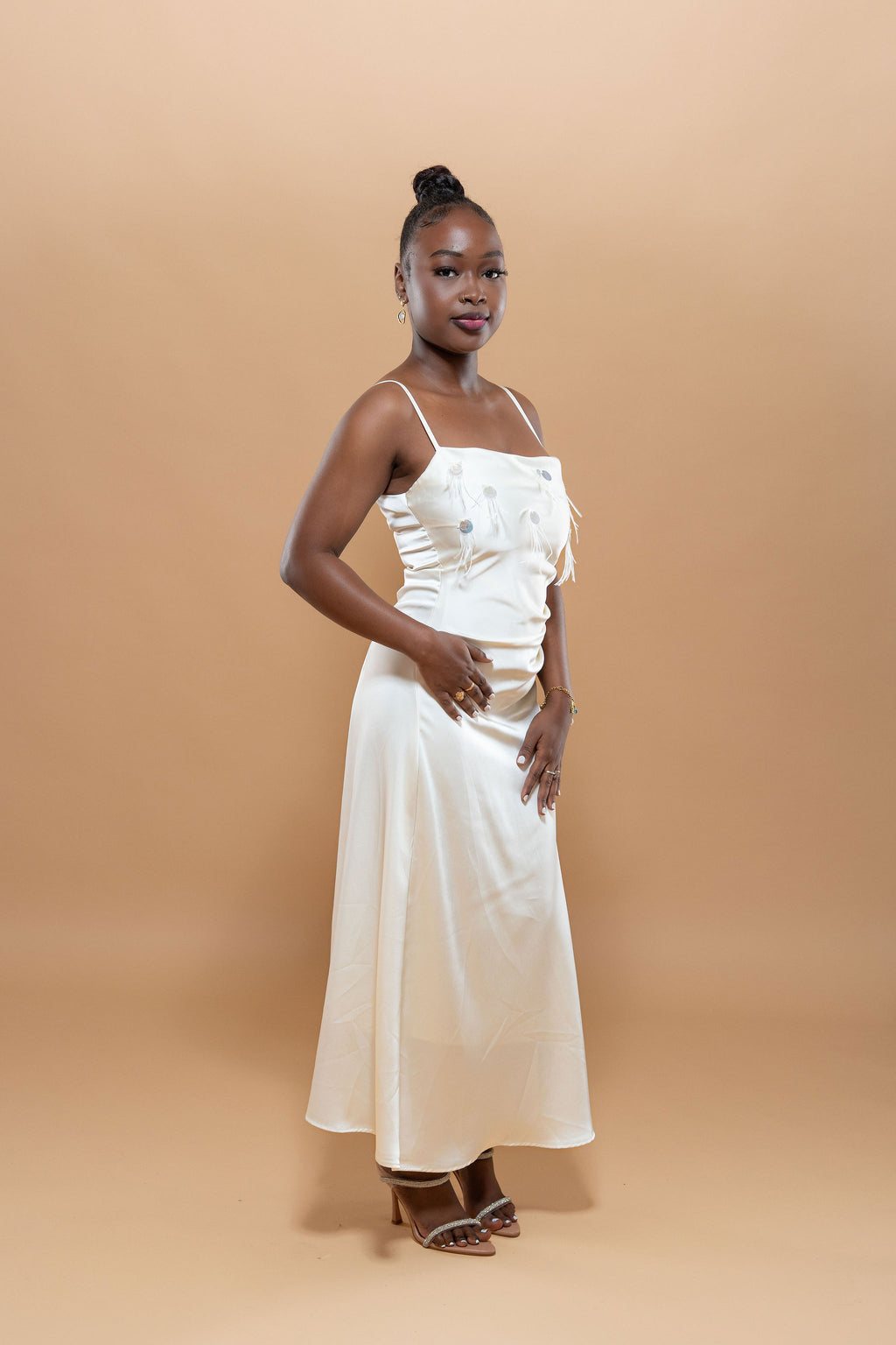 Robe Longue Satin – Plumes & Sequin Brillant