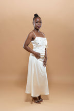 Robe Longue Satin – Plumes & Sequin Brillant