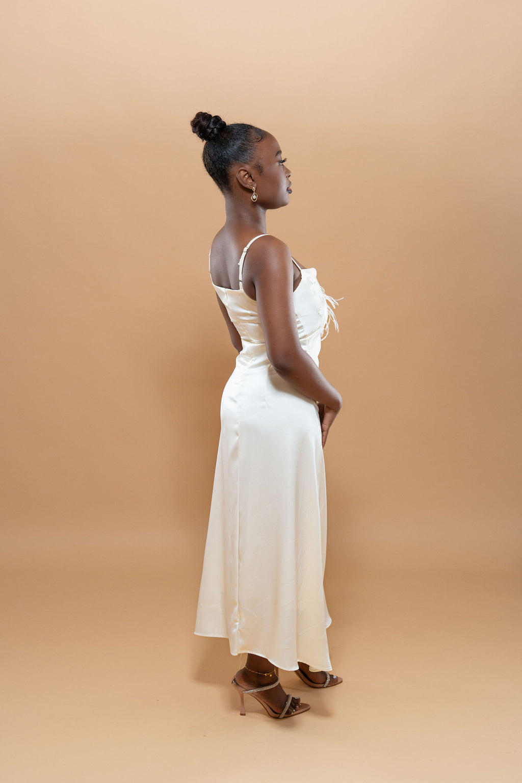Robe Longue Satin – Plumes & Sequin Brillant