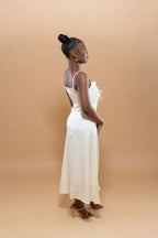 Robe Longue Satin – Plumes & Sequin Brillant