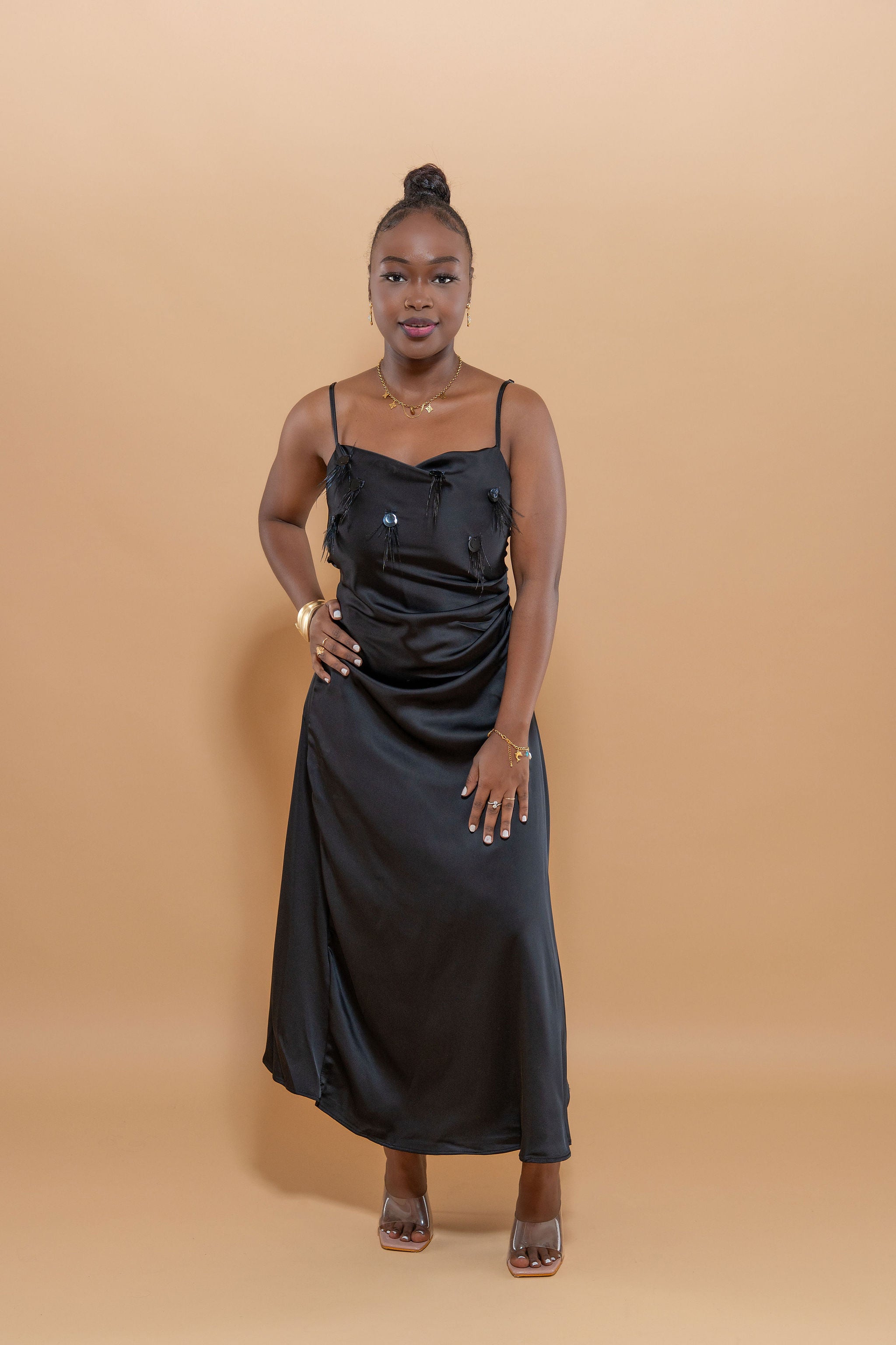 Robe Longue Satin – Plumes & Sequin Brillant