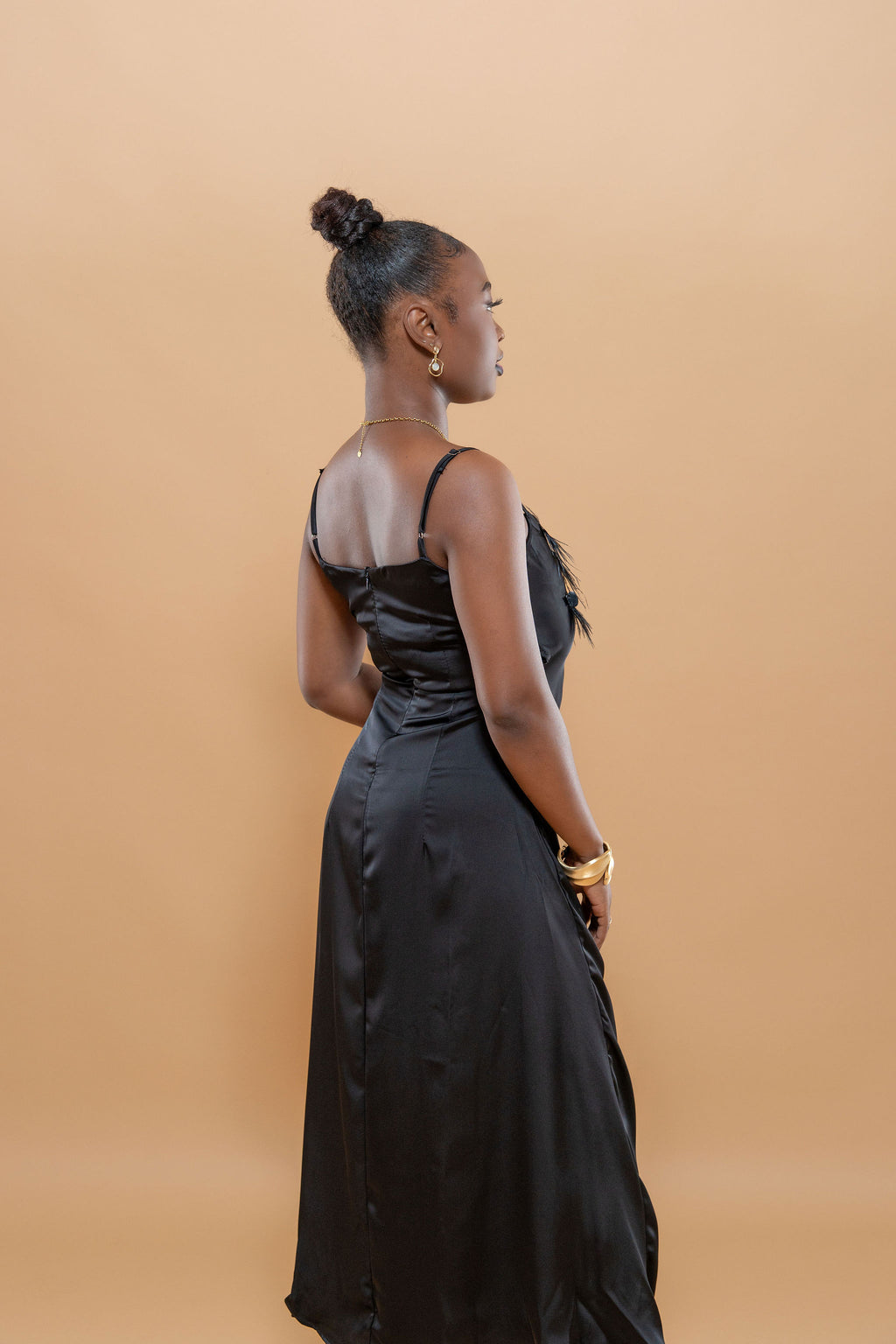Robe Longue Satin – Plumes & Sequin Brillant