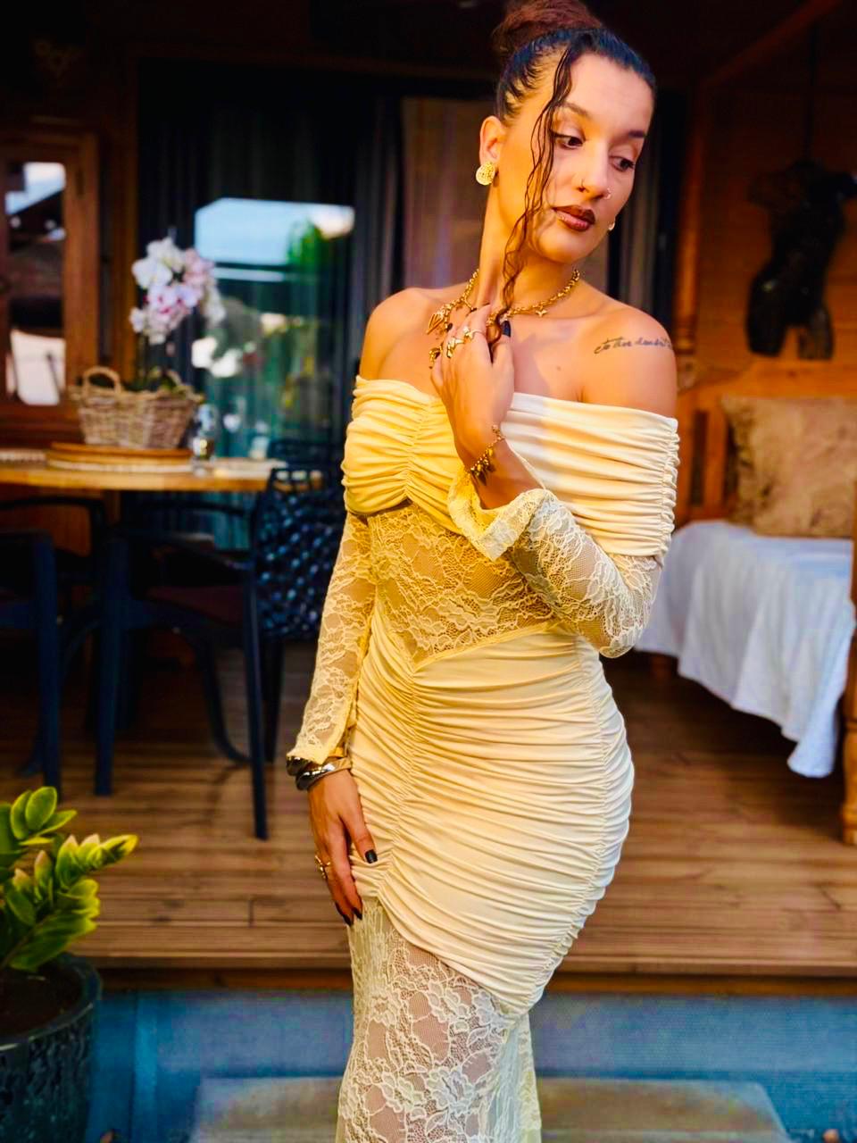 Robe Moulante en Dentelle Jaune - Manches Longues Épaules Dénudées Sexy