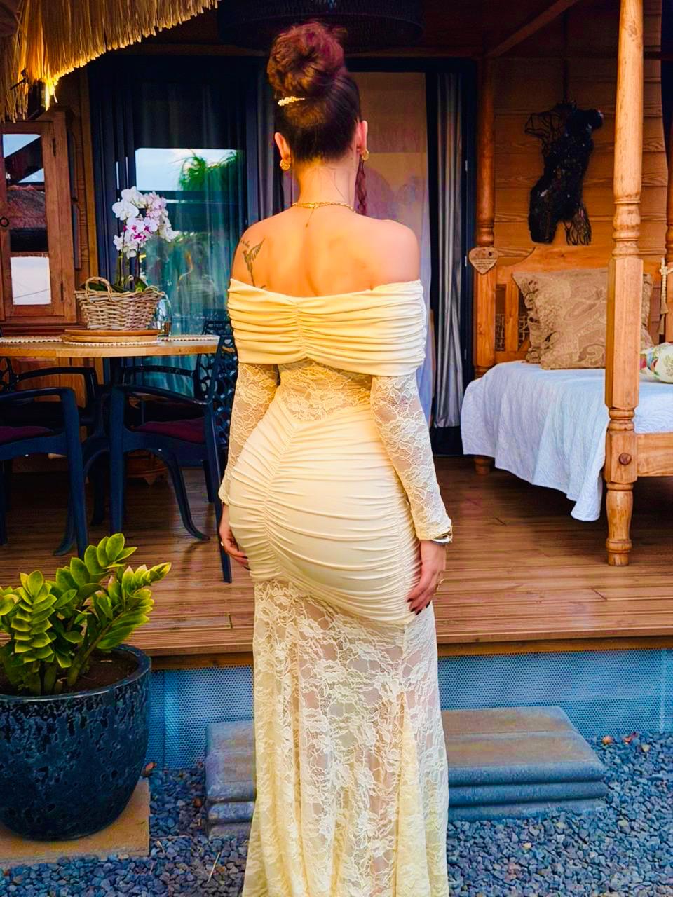 Robe Moulante en Dentelle Jaune - Manches Longues Épaules Dénudées Sexy