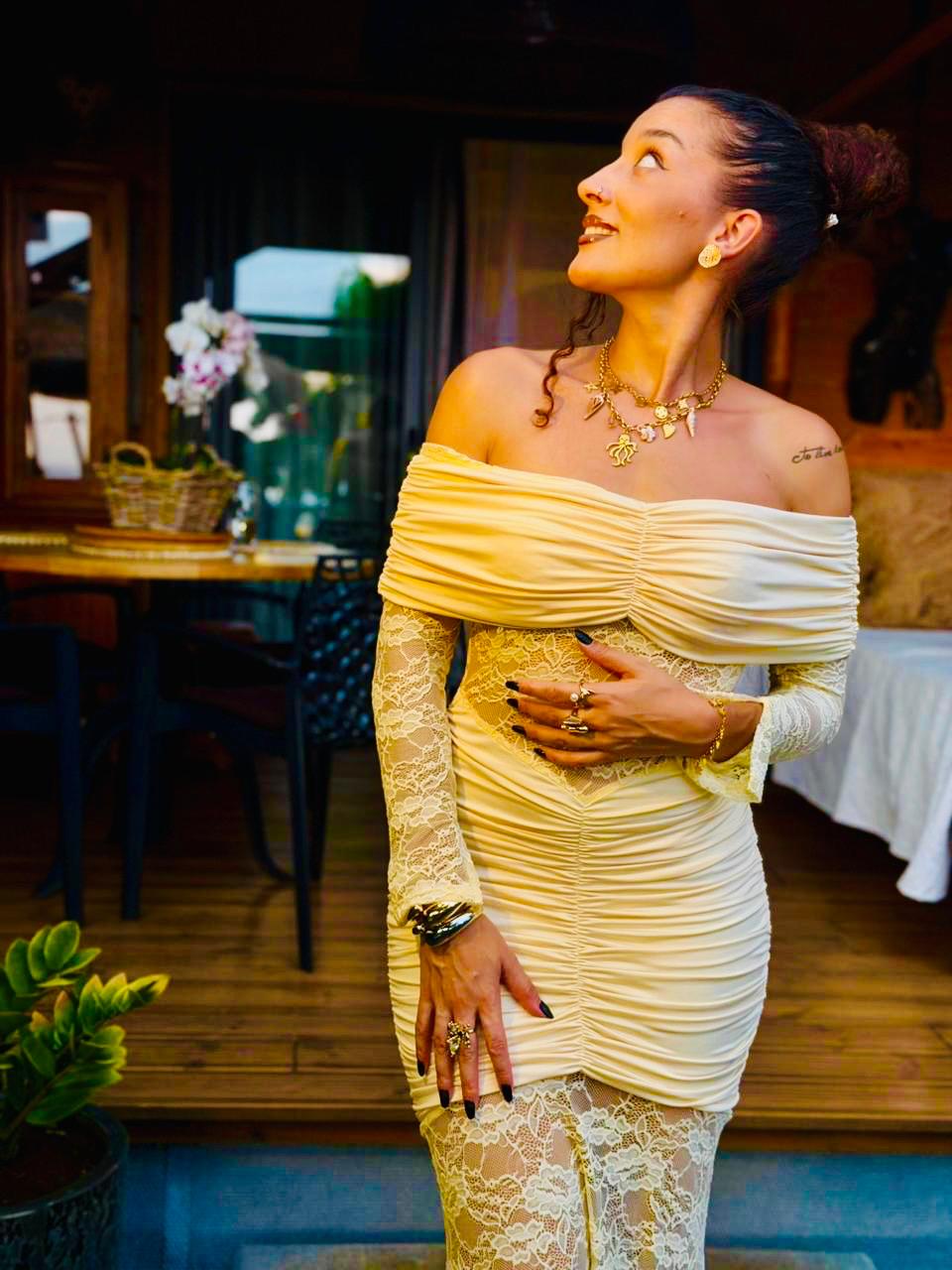 Robe Moulante en Dentelle Jaune - Manches Longues Épaules Dénudées Sexy