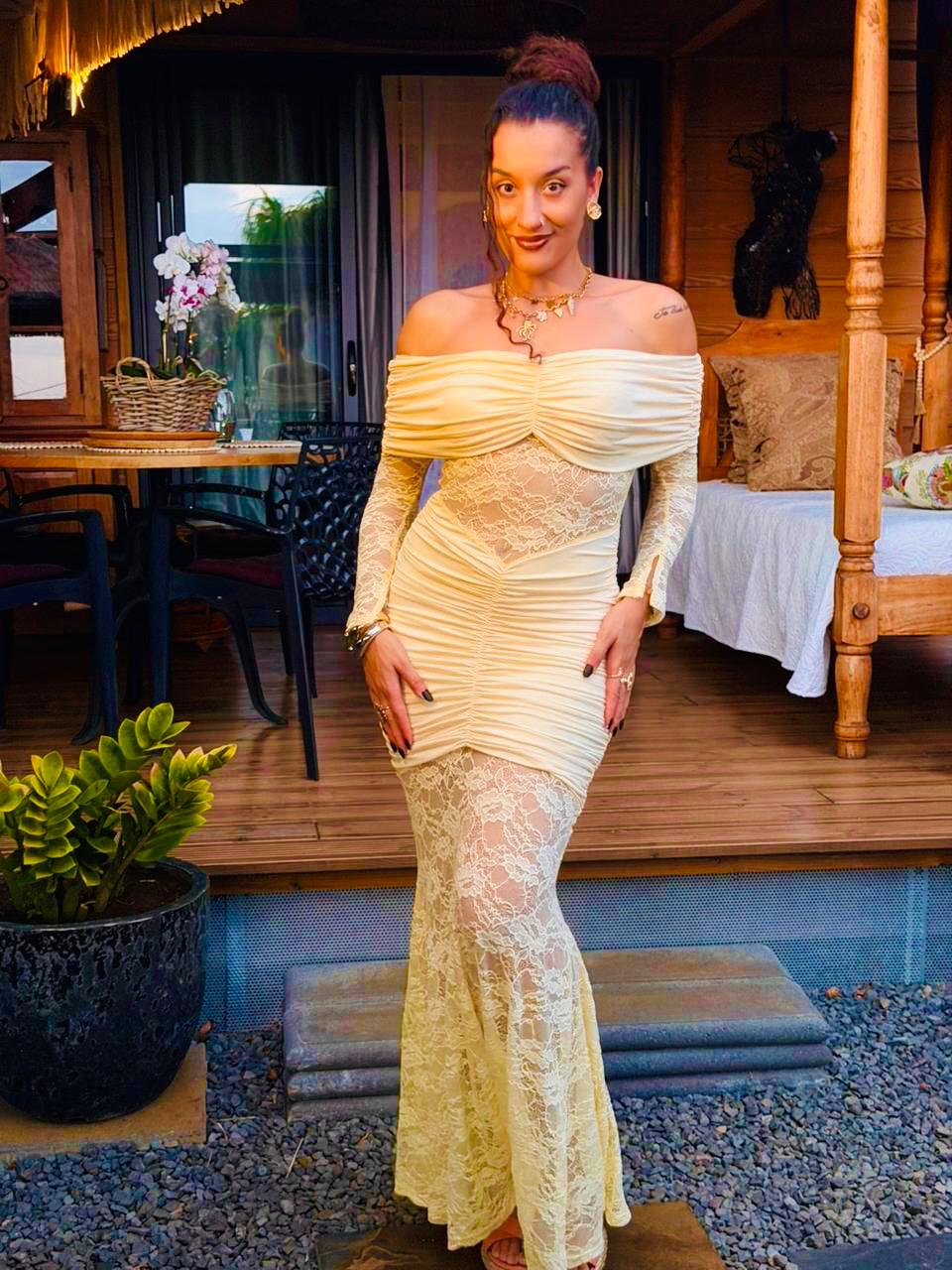 Robe Moulante en Dentelle Jaune - Manches Longues Épaules Dénudées Sexy