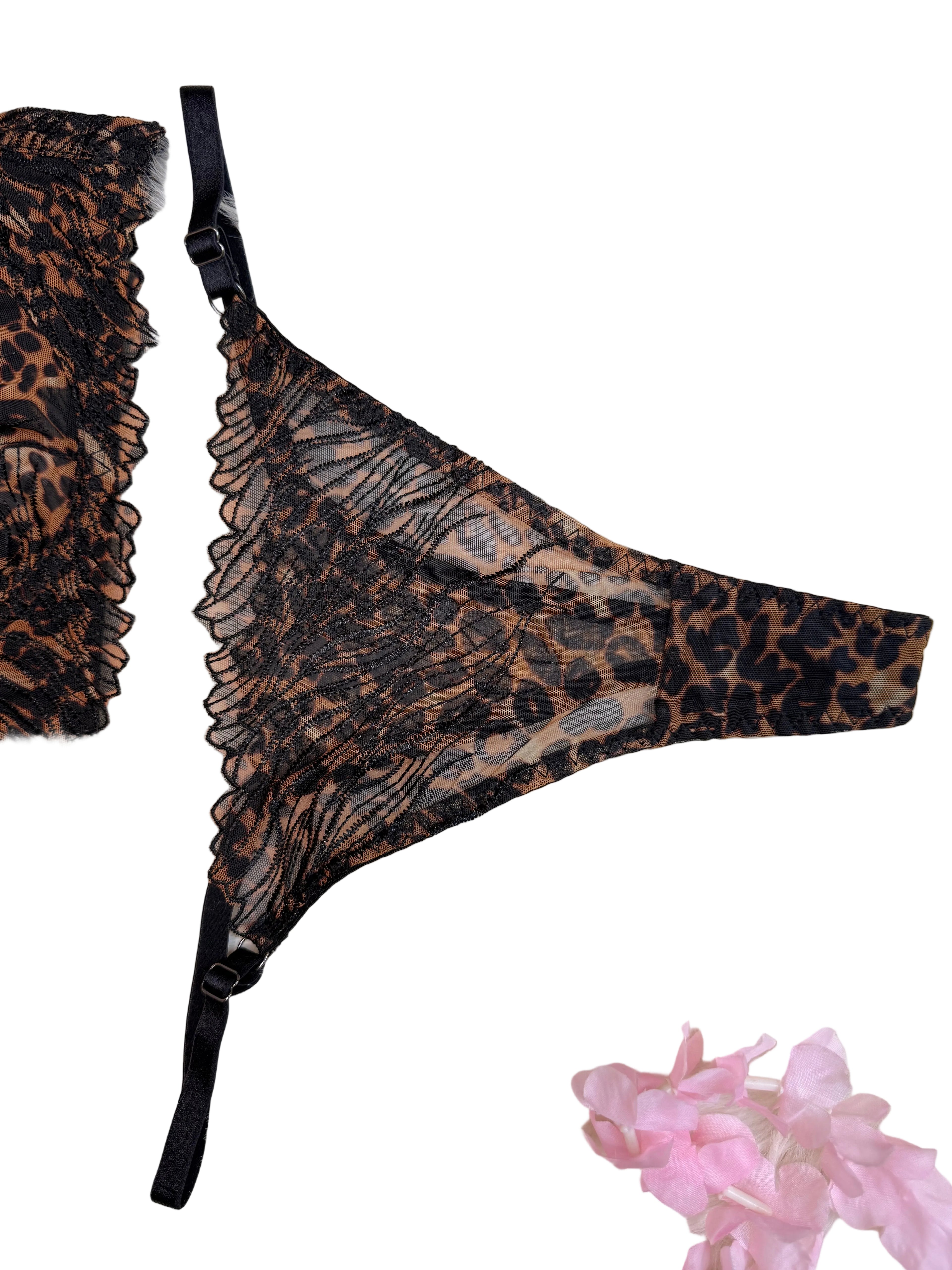 Ensemble Lingerie Motif Léopard - String et Bretelles Ajustables