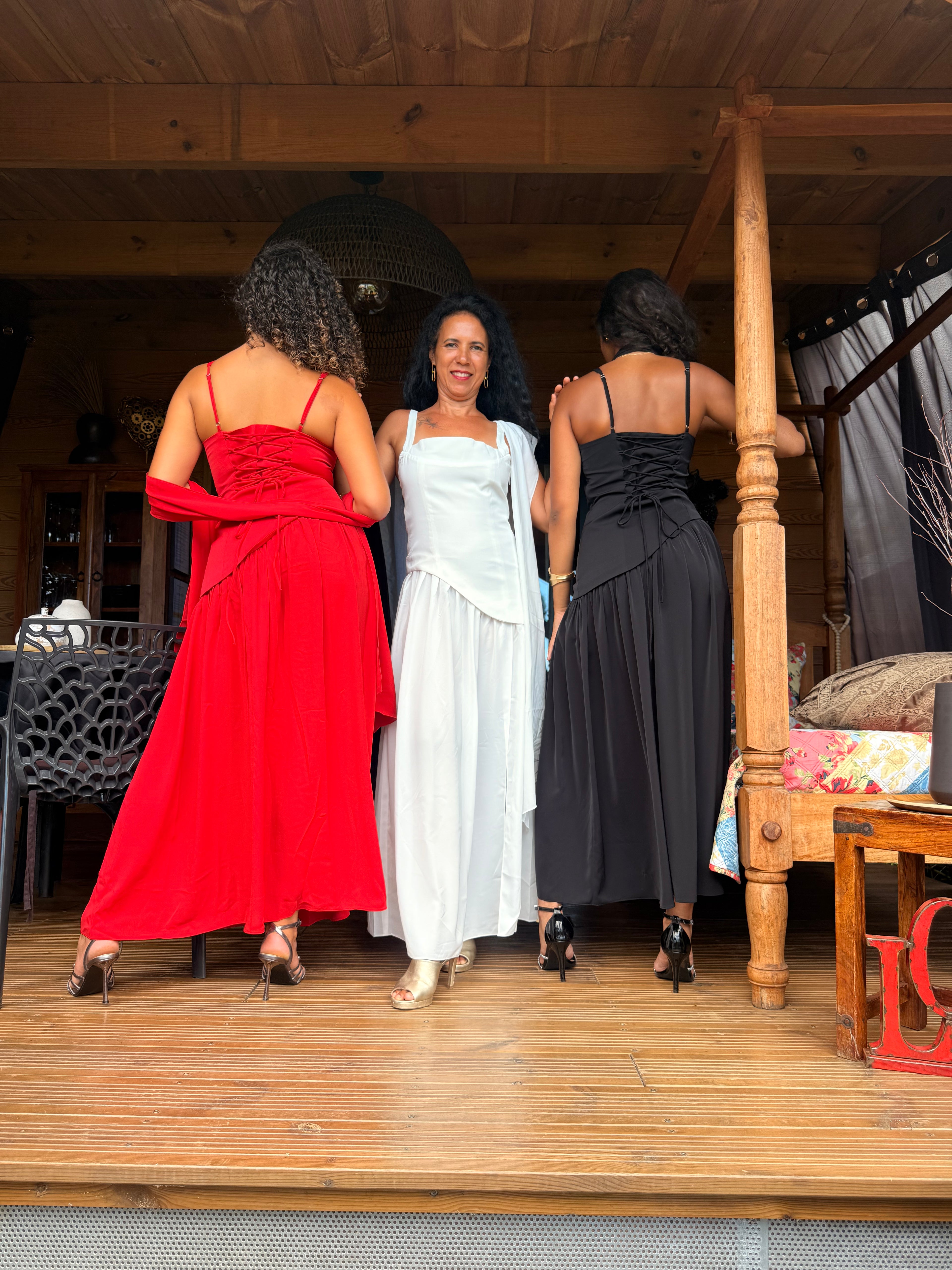 Robe Longue Élégante à Fente - Rouge, Noir ou Blanc