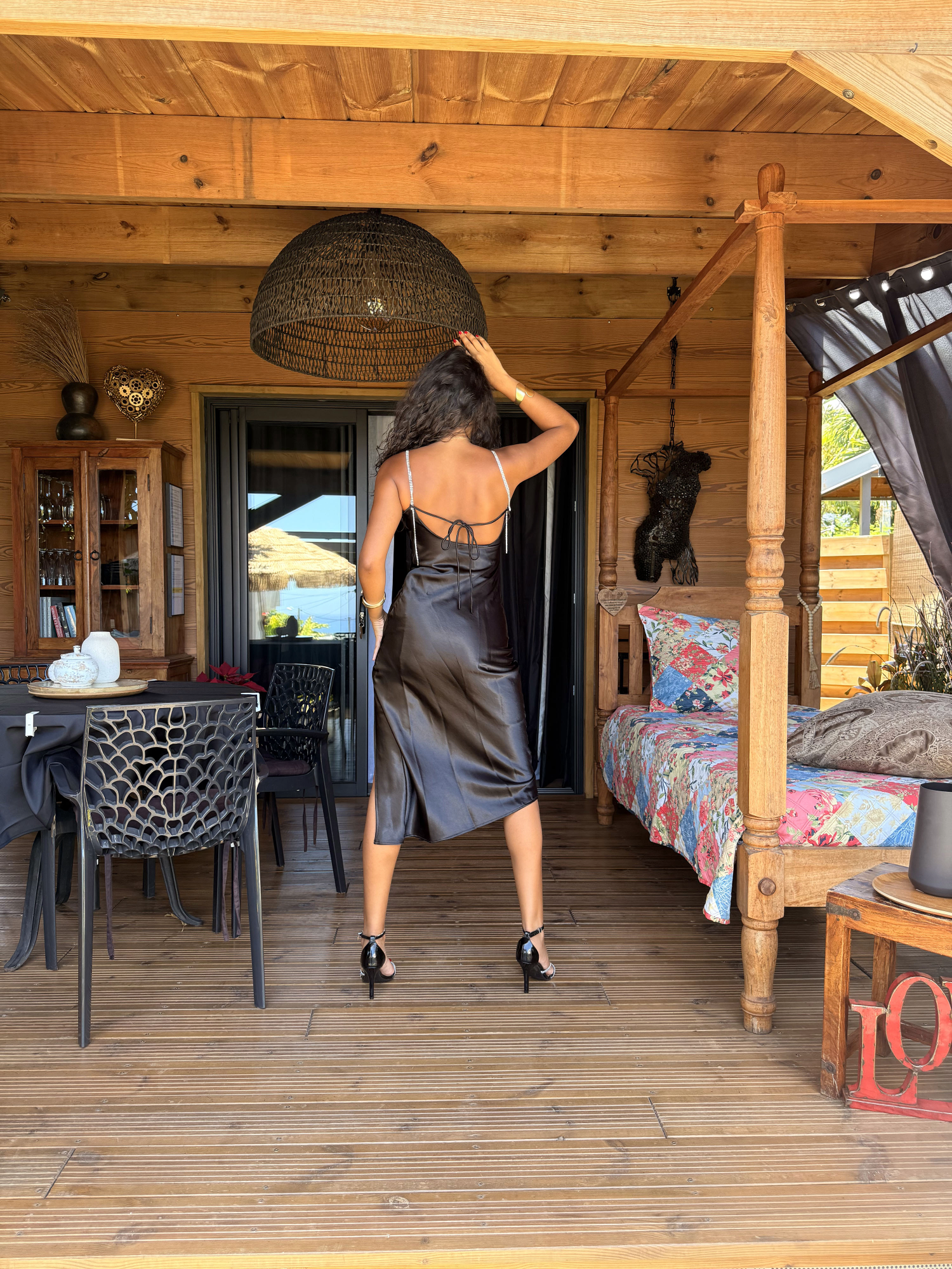 Robe de Soirée Satin Noir — Double Bretelle Lacet & Chaîne Argentée