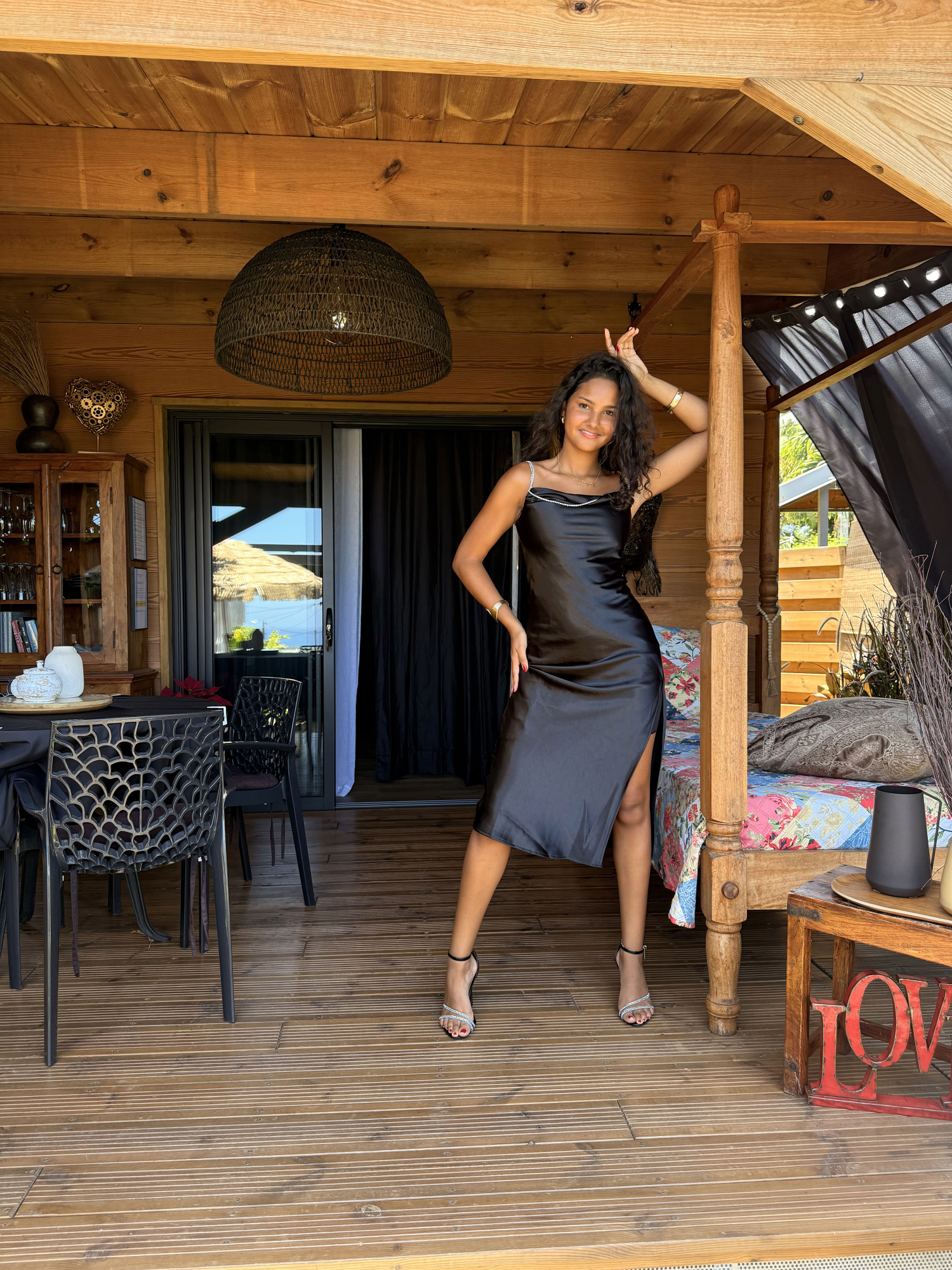 Robe de Soirée Satin Noir — Double Bretelle Lacet & Chaîne Argentée