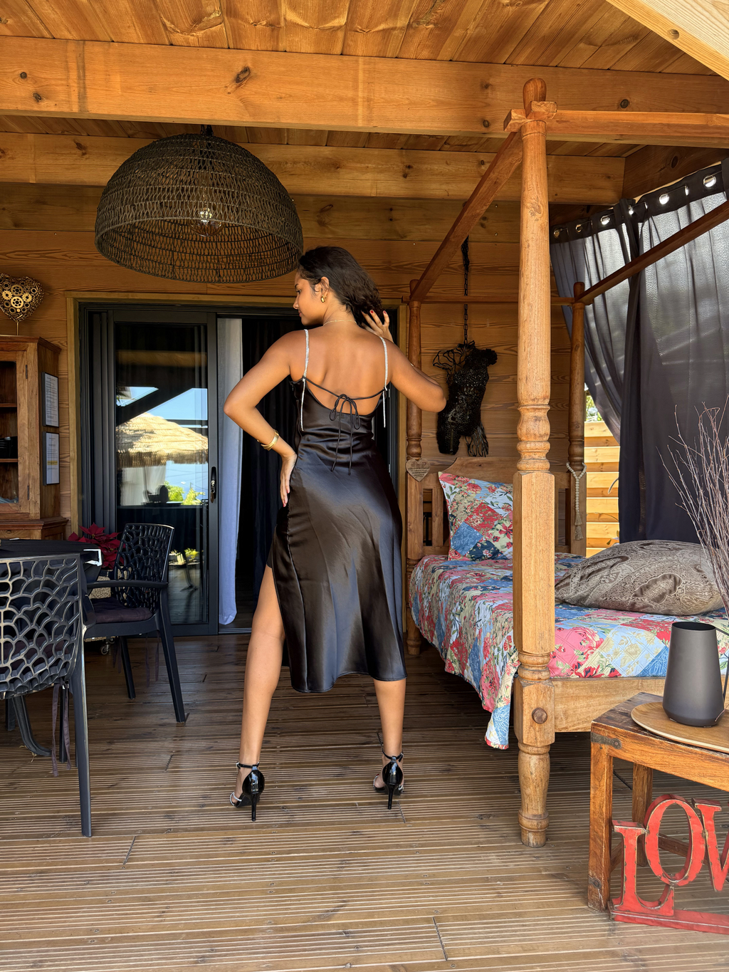 Robe de Soirée Satin Noir — Double Bretelle Lacet & Chaîne Argentée