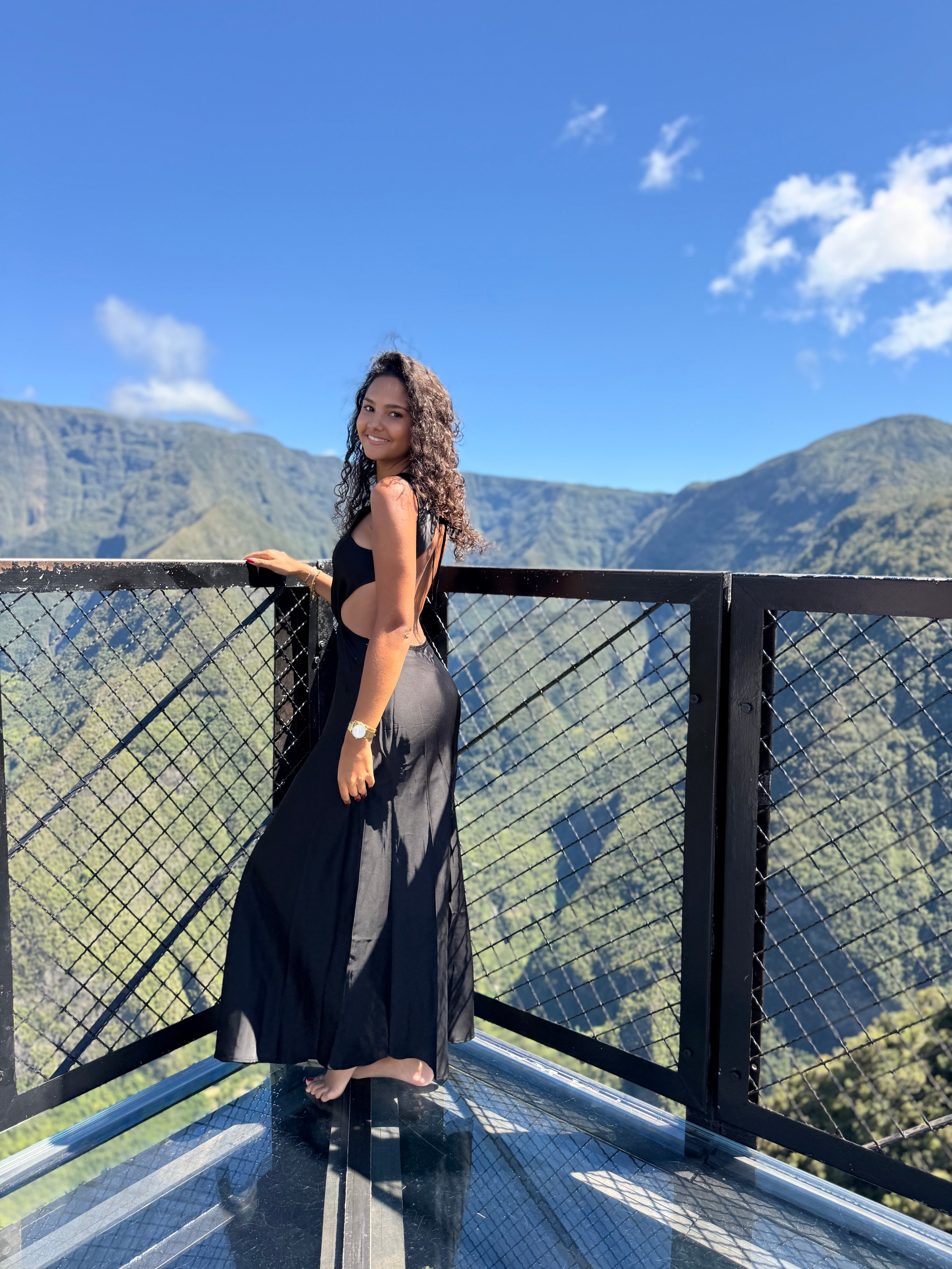 Robe Longue Halter Découpes & Broche – Blanc / Noir