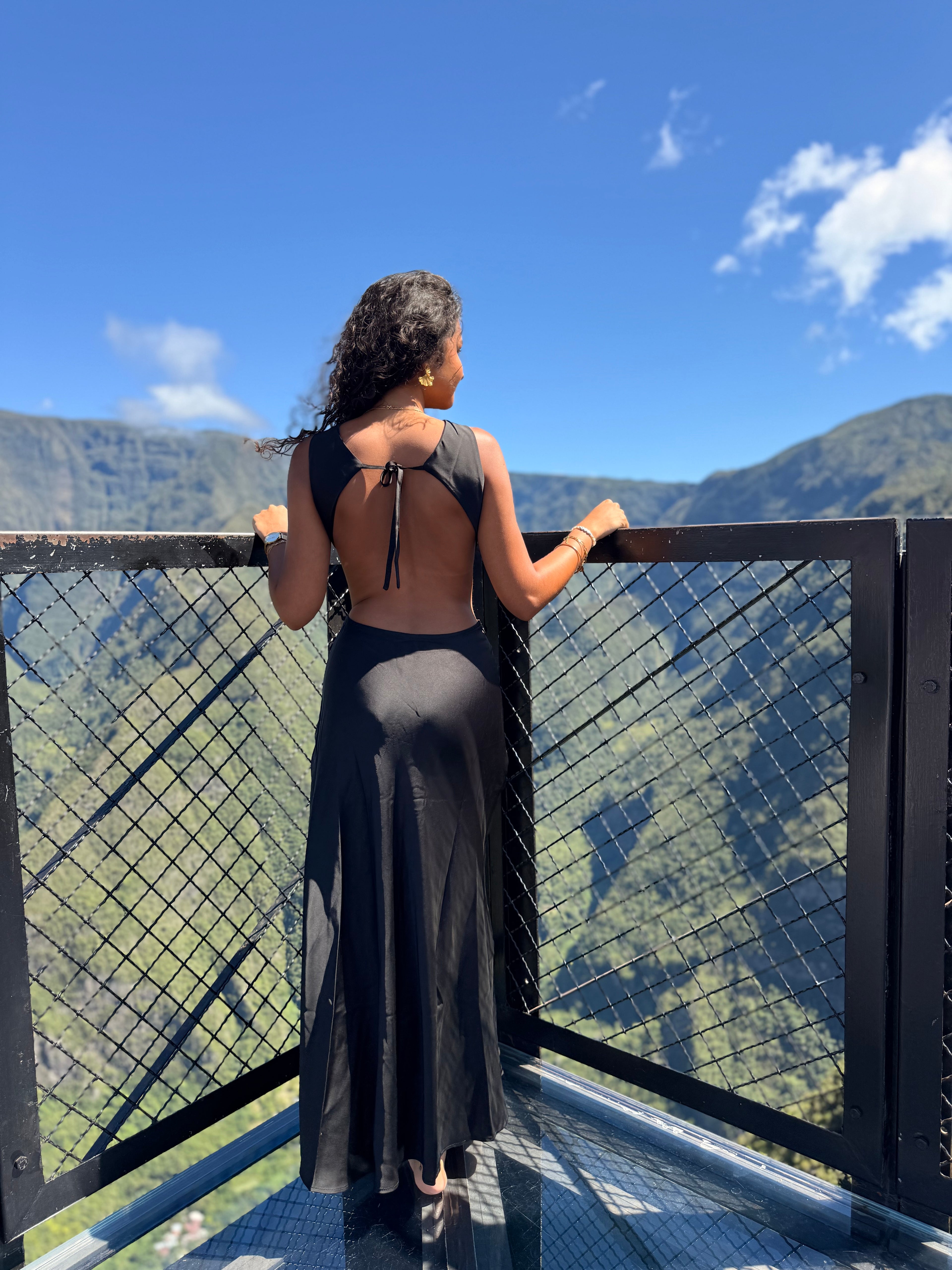 Robe Longue Halter Découpes & Broche – Blanc / Noir