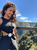 Robe Longue Halter Découpes & Broche – Blanc / Noir