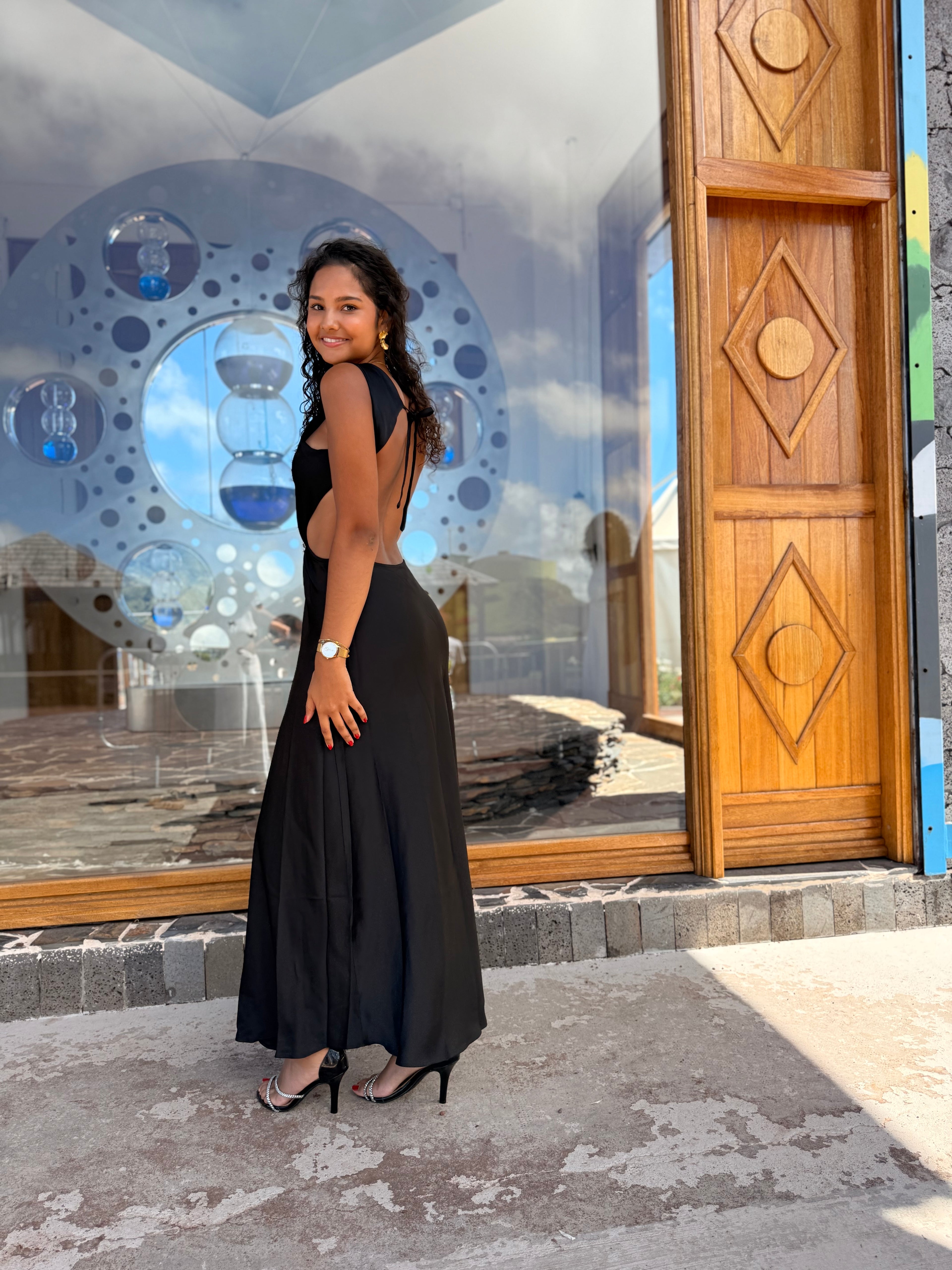 Robe Longue Halter Découpes & Broche – Blanc / Noir