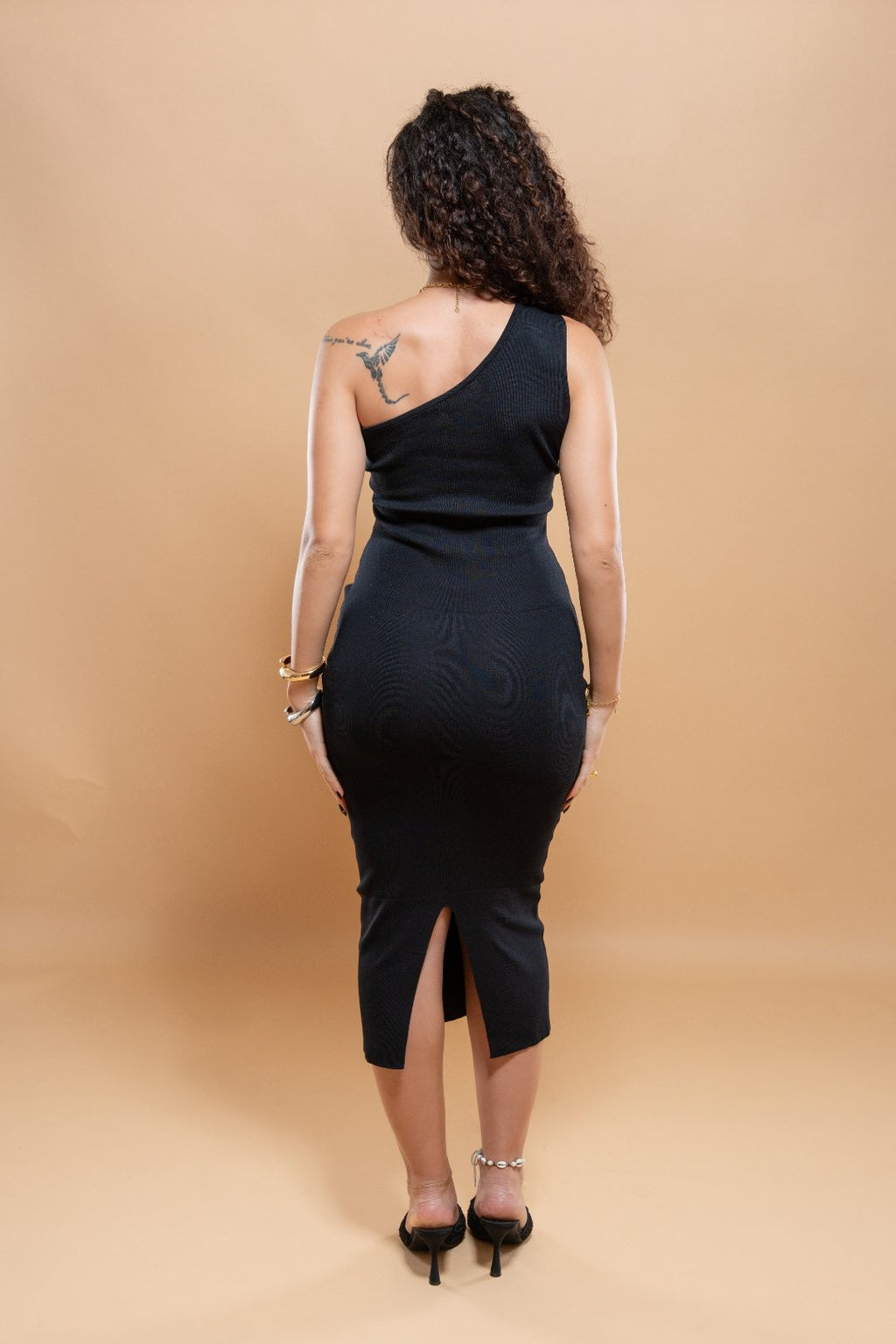Robe Élégante Détail Bijoux Épaule - Beige/Noir/Marron