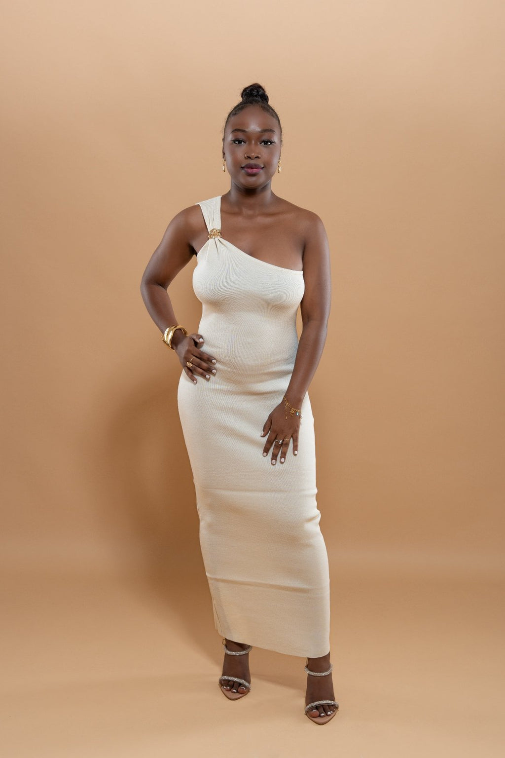 Robe Élégante Détail Bijoux Épaule - Beige/Noir/Marron