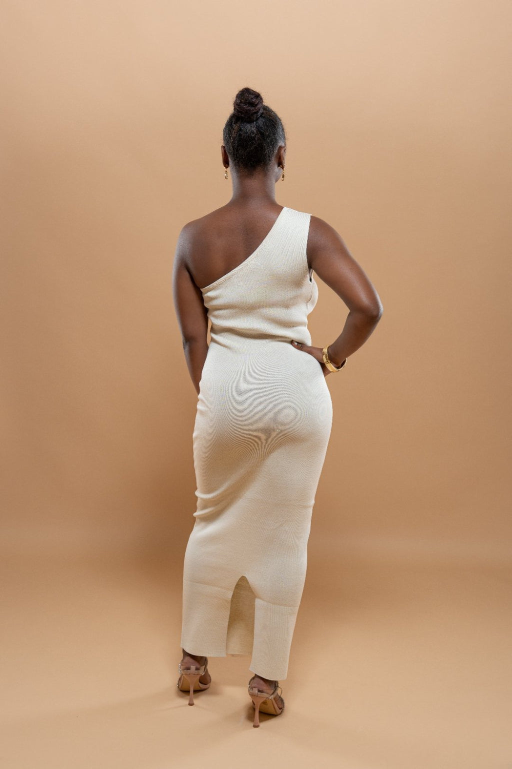 Robe Élégante Détail Bijoux Épaule - Beige/Noir/Marron