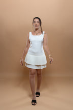 Robe courte plissée Élegance