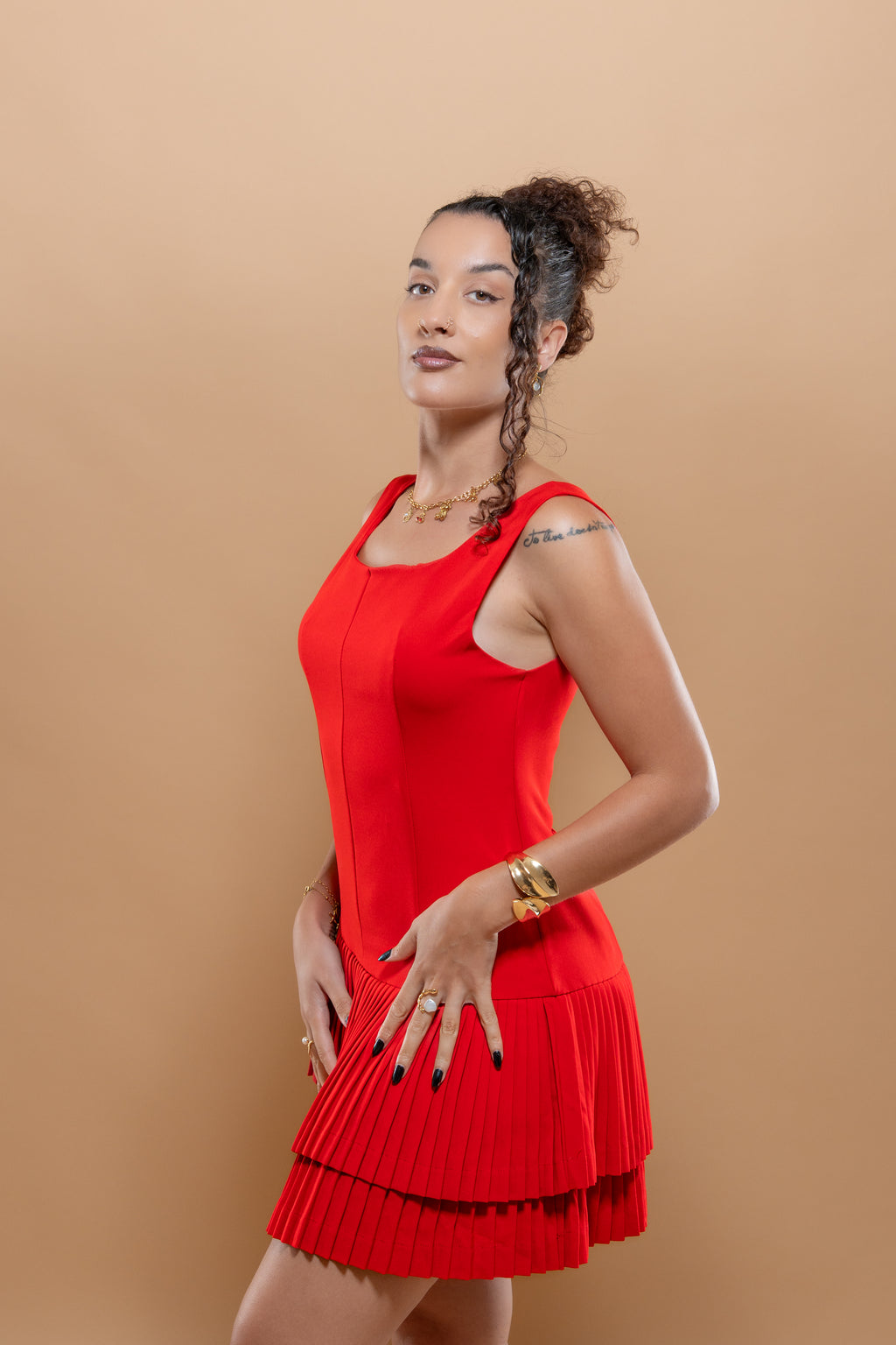 Robe courte plissée Élegance