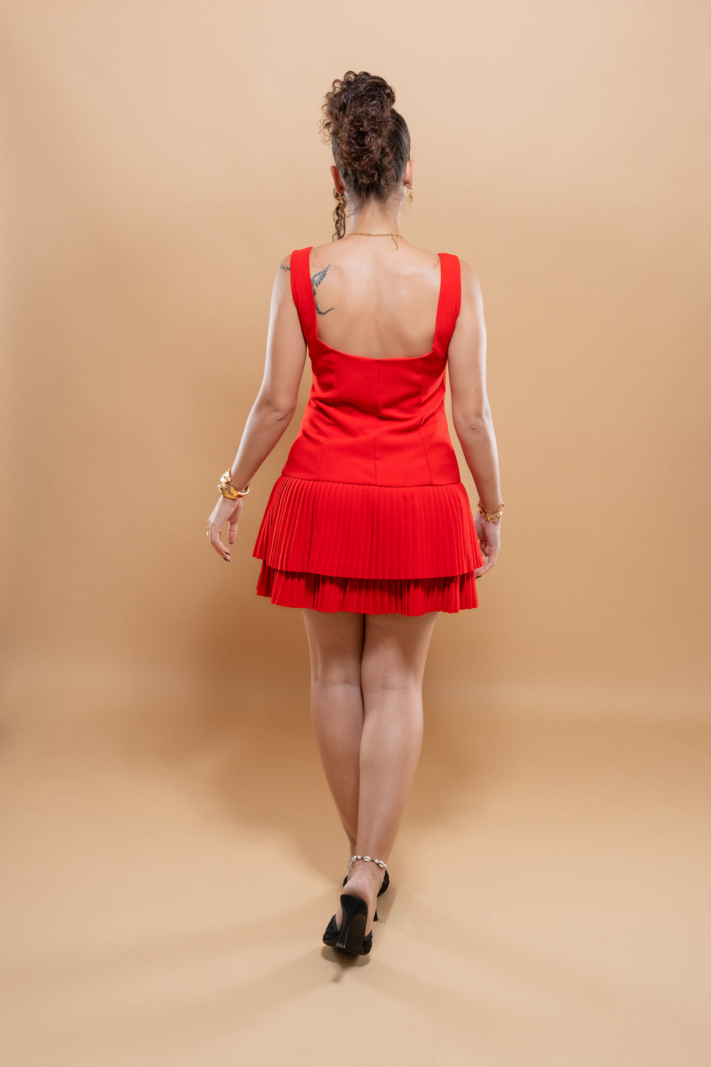 Robe courte plissée Élegance