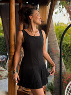 Robe courte plissée Élegance