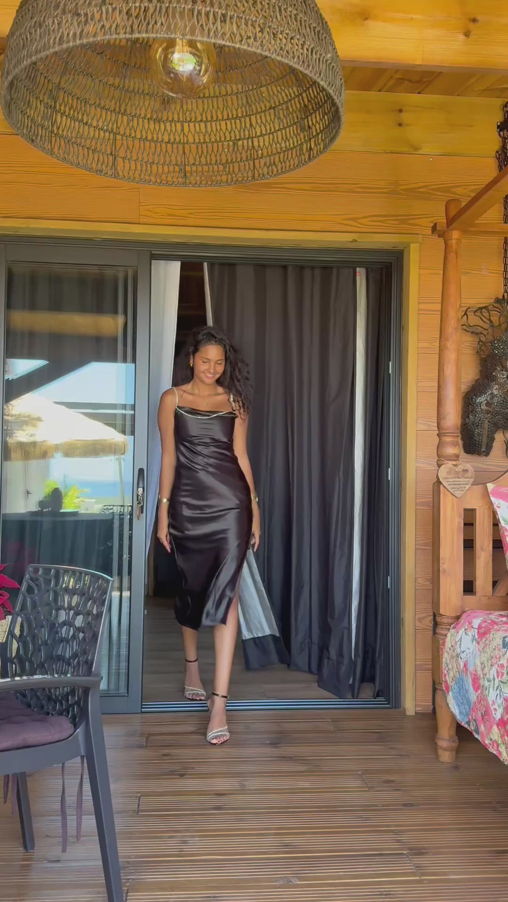 Robe de Soirée Satin Noir — Double Bretelle Lacet & Chaîne Argentée