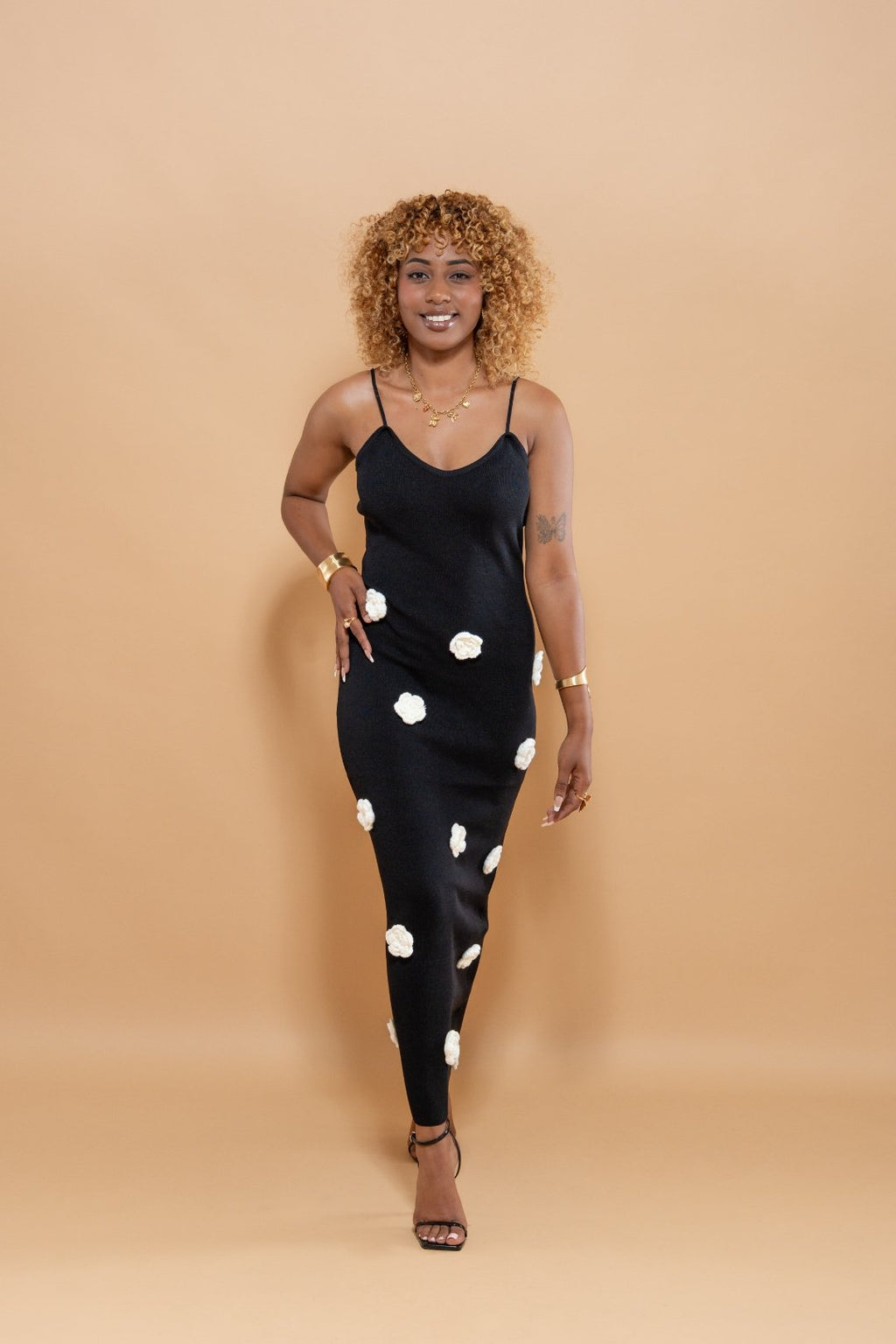 Robe longue noire à motif fleurs blanches