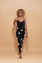 Robe longue noire à motif fleurs blanches