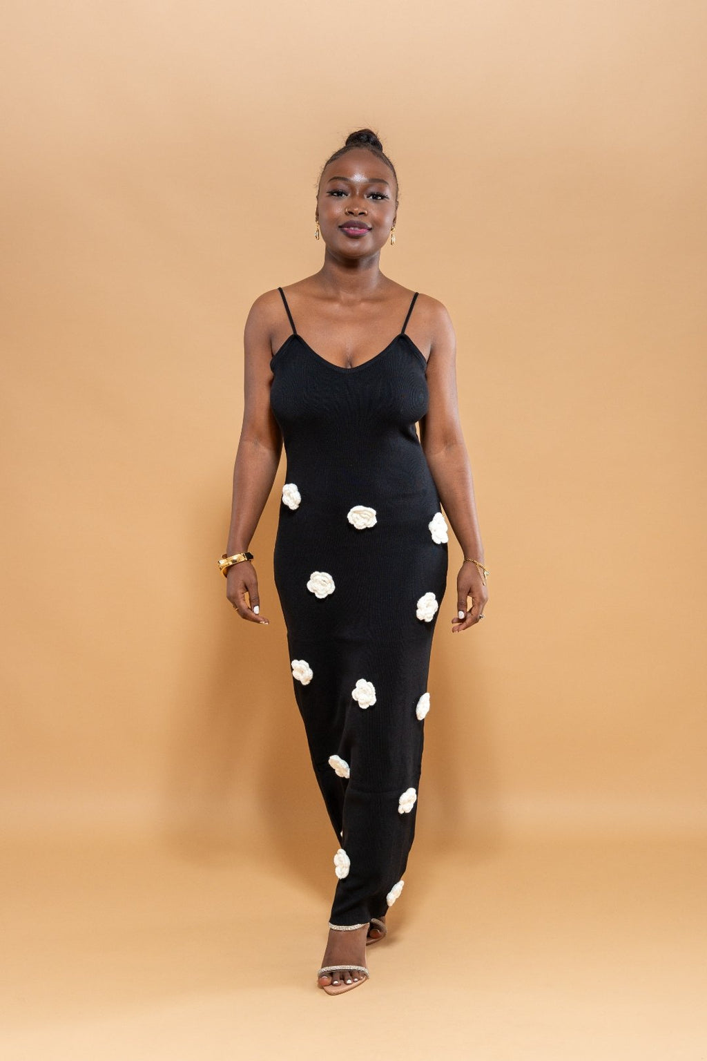 Robe longue noire à motif fleurs blanches