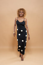 Robe longue noire à motif fleurs blanches